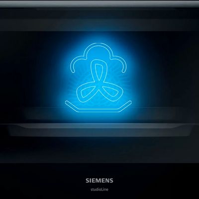 Spotřebič Siemens studioLine se sv&iacute;t&iacute;c&iacute;m modr&yacute;m symbolem funkce fullSteam a addedSteam na displeji.     