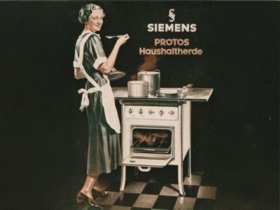 Dobov&yacute; inzer&aacute;t zachycuje ženu vař&iacute;c&iacute; u spor&aacute;ku Siemens Protos; z hrnců na plotně stoup&aacute; p&aacute;ra. 