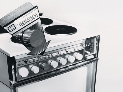 Revolučn&iacute; pyrolytick&aacute; samočistic&iacute; funkce, představen&aacute; v 70. letech, učinila p&eacute;či o troubu bezpracnou a efektivn&iacute;.