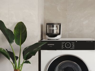 Siemens Waschmaschine mit externem Mikroplastikfilter und Hinweis auf aktuelle Aktion mit 15 % Rabatt auf Zubehör im Siemens Online Shop 