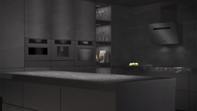 Moderne K&uuml;che in Mattschwarz mit Siemens Matt Edition Einbauger&auml;ten, gro&szlig;er Insel und Kopffreihaube; dunkle Arbeitsfl&auml;chen und dezente Akzentbeleuchtung.