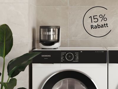 Siemens Waschmaschine mit externem Mikroplastikfilter und Hinweis auf aktuelle Aktion mit 15 % Rabatt auf Zubehör im Siemens Online Shop 
