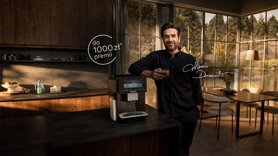 Elegancki ekspres do kawy na drewnianym blacie z ekranem cyfrowym i reklamą cashback do 1000 zł