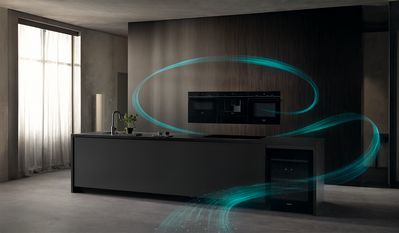 Cucina moderna con mobili scuri, elettrodomestici da incasso, ampia finestra con tende trasparenti ed effetti di luce blu vorticosa.