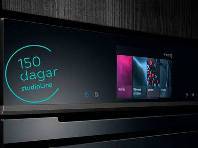 Närbild av en modern köksapparat med digital skärm för uppvärmning, mikro och favoriter, märkt "150 dagar studioLine."