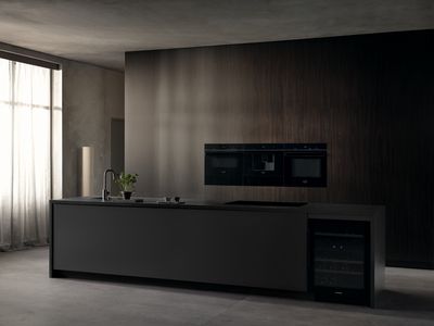 Cuisine moderne avec r&eacute;frig&eacute;rateur ouvert, four int&eacute;gr&eacute; et armoire en bois &eacute;l&eacute;gant.