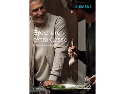 Une scène de cuisine moderne avec un ensemble de table élégant pour les repas, mis en valeur par une brochure de la série extraKlasse de Siemens.