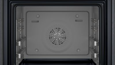 Vista interior de um forno Siemens com design elegante e sistema de circula&ccedil;&atilde;o de ar eficiente, garantindo resultados de cozedura &oacute;timos.