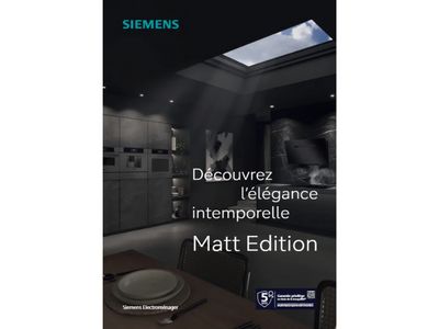 Une scène de cuisine moderne dans les tons marron et noir  mis en valeur sur la couverture de la brochure de la série Matt Edition de Siemens.