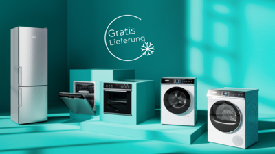 Mehrere weiße und silberne Siemens-Haushaltsgeräte: Kühlschrank, geöffneter Geschirrspüler, Backofen, gestapelte Waschmaschine und Trockner vor türkisfarbenem Hintergrund. In der Mitte befindet scih ein Störer mit dem Text: Gratis Lieferung
