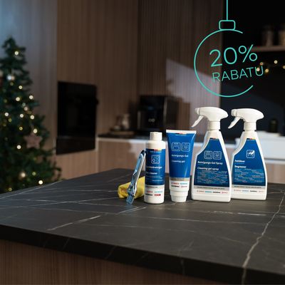 salon z choinka w tle, na blacie akcesoria do czyszczenia