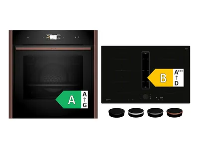 Schwarzer Backofen mit Digitalanzeige und Bedienknöpfen auf der linken Seite, kombiniert mit einem eleganten schwarzen Induktionskochfeld auf der rechten Seite.