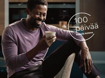 Mies istuu tuolilla ja pit&auml;&auml; kahvimukia, kuvan p&auml;&auml;ll&auml; on kuvake 100 p&auml;iv&auml;&auml;, kokeile kotona.