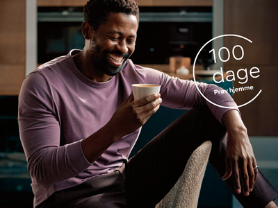 Mand sidder i en stol og holder et kaffekrus, p&aring; toppen af billedet er der et ikon 100 dage, pr&oslash;v derhjemme.