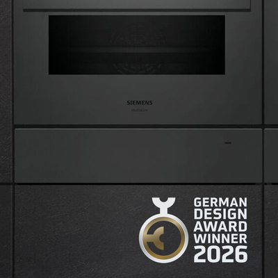 Ein elegantes schwarzes Siemens K&uuml;chenger&auml;t mit modernem Design, das eine integrierte Mikrowelle und minimalistische Steuerungen bietet.         