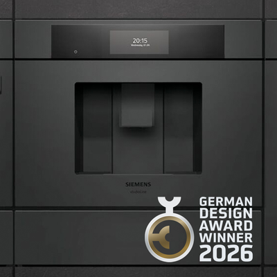 Ein elegantes schwarzes Siemens Einbauger&auml;t mit einem digitalen Display, das die Uhrzeit und den Tag anzeigt und minimalistisches Design zeigt.         