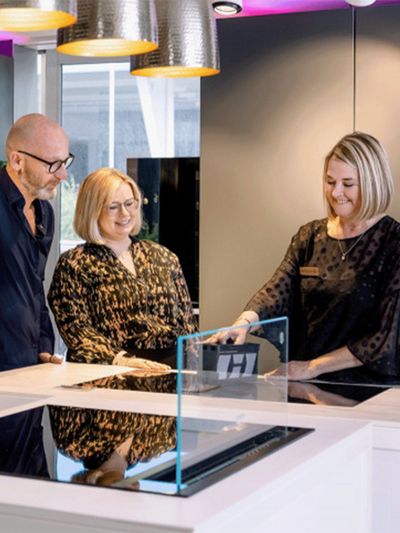 A man walks by a SIEMENS sign, showcasing the building's entrance and branding. 