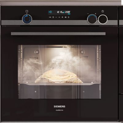 Siemens sous-vide vakuov&aacute; z&aacute;suvka v modern&iacute; kuchyni, otevřen&aacute;, aby uk&aacute;zala svůj nerezov&yacute; interi&eacute;r.     
