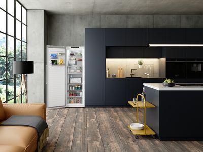 
       Cong&eacute;lateur Siemens ouvert dans une cuisine moderne, montrant des tiroirs organis&eacute;s et une cuisine int&eacute;gr&eacute;e &eacute;l&eacute;gante.
      