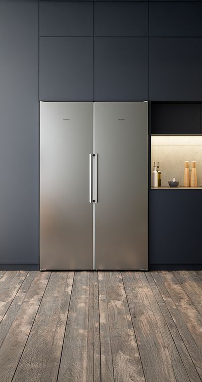       Imaginez une cuisine moderne avec des armoires sombres et un r&eacute;frig&eacute;rateur-cong&eacute;lateur &agrave; porte unique Siemens au centre, illumin&eacute;e par une lumi&egrave;re chaleureuse, de grandes fen&ecirc;tres et un d&eacute;cor minimaliste &eacute;l&eacute;gant.     