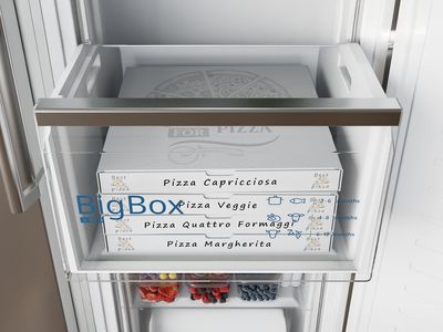
       Tiroir BigBox du r&eacute;frig&eacute;rateur Siemens stockant quatre bo&icirc;tes de pizza empil&eacute;es ; des baies fra&icirc;ches visibles sur l'&eacute;tag&egrave;re en dessous.
      