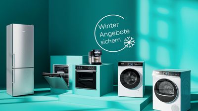 Mehrere Siemens Haushaltsger&auml;te wie K&uuml;hlschrank, Geschirrsp&uuml;ler, Backofen, Waschmaschine, Trockner und Kaffeemaschine vor petrol Hintergrund mit Text 'Winter Angebote sichern' und Schneeflockensymbol.