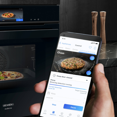 Ein Smartphone zeigt ein Foto mit Croissants, die in einem Siemens iQ700 Backofen zubereitet werden.