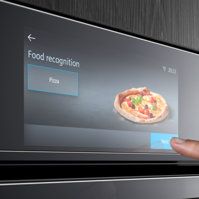 Touchdisplay eines Siemens iQ700 Backofens zeigt Gerichterkennung f&uuml;r Pizza.