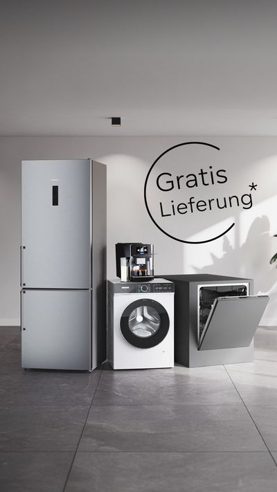 K&uuml;hlschrank, Waschmaschine, ge&ouml;ffneter Geschirrsp&uuml;ler und Kaffeemaschine in modernem Raum mit gro&szlig;em Fenster und Pflanze, Text 'Gratis Lieferung*'