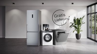 Eine moderne K&uuml;chenszene mit einem Siemens-K&uuml;hlschrank, einer Waschmaschine, einer Kaffeemaschine und einem Geschirrsp&uuml;ler &ndash; erg&auml;nzt durch einen Werbetext "Gratis Lieferung"
