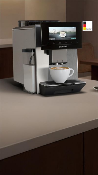 Ekspres do kawy marki Siemens z w pełni kolorowym ekranem dotykowym zaparzający filiżankę kawy na blacie kuchennym.