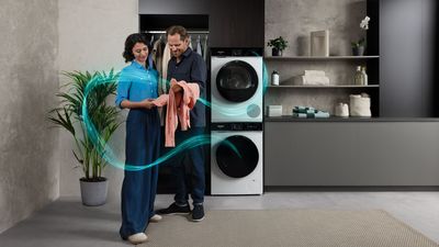 En Siemens, una pareja disfruta eficiencia en su lavander&iacute;a moderna, con innovaci&oacute;n en cada detalle.