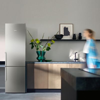 lod&oacute;wka wolnostojąca w kuchni obok kobieta