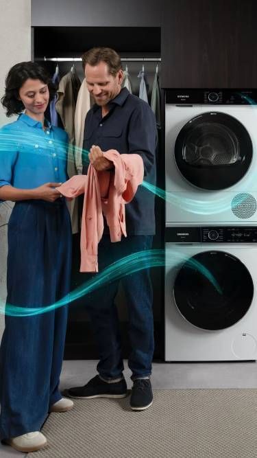 En Siemens, una pareja disfruta eficiencia en su lavander&iacute;a moderna, con innovaci&oacute;n en cada detalle.