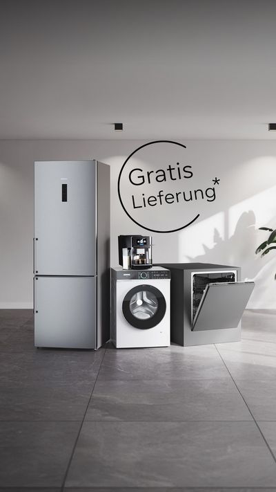 K&uuml;hlschrank, Waschmaschine, ge&ouml;ffneter Geschirrsp&uuml;ler und Kaffeemaschine in modernem Raum mit gro&szlig;em Fenster und Pflanze, Text 'Gratis Lieferung*'