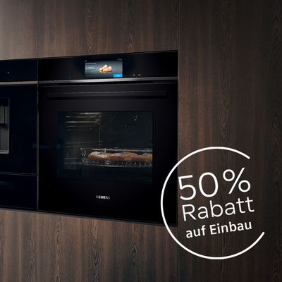 Holzfront mit einem Siemens Einbau-Backofen und dem Hinweis auf 50 % Rabatt auf den Backofen-Einbau-Service im Siemens Online Shop