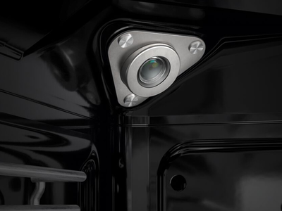 Ein eleganter schwarzer Siemens Backofen, eingebaut zwischen modernen K&uuml;chenschr&auml;nken, mit Digitalanzeige und einer Pizza im Garraum, daneben eine Marmorarbeitsplatte.