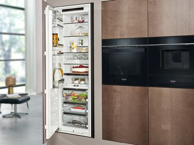 Ge&ouml;ffneter Siemens Einbau-K&uuml;hlschrank in einer K&uuml;che.