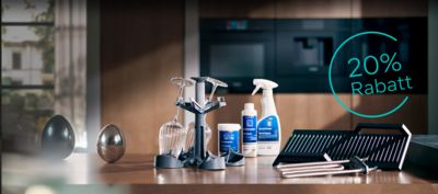 Auslage von K&uuml;chenreinigern und -utensilien auf einer Arbeitsplatte, mit einem auff&auml;lligen &bdquo;Minus 40%&ldquo;-Schriftzug in der Ecke.