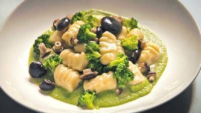 Gnocchi di patate, broccoli e funghi pioppini
