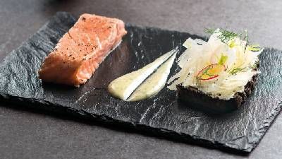 Salmone affumicato con formaggio danese e aneto