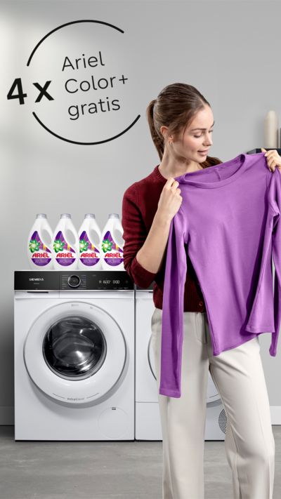 Waschmaschine mit vier Gratis-Flaschen Ariel Color+, Person h&auml;lt lila Kleidungsst&uuml;ck