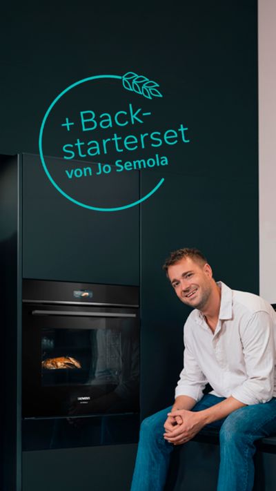 Einbauofen mit Sichtfenster und Backstarterset, Person sitzt daneben