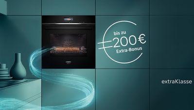 Siemens Backofen vor t&uuml;rkisfarbener Wand mit Hinweis &bdquo;bis zu 200 &euro; Extra-Bonus