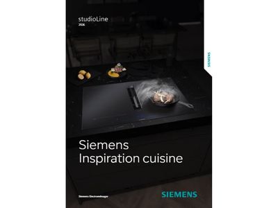 Plan rapproch&eacute; d'une table de cuisson aspirante Siemens noire matte dans une cuisine moderne aux tons sombres.  