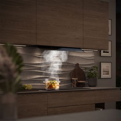 
         Une cuisine moderne avec des armoires en bois, une casserole fumante sur une table de cuisson &agrave; induction et une hotte de cuisini&egrave;re &eacute;l&eacute;gante.
        