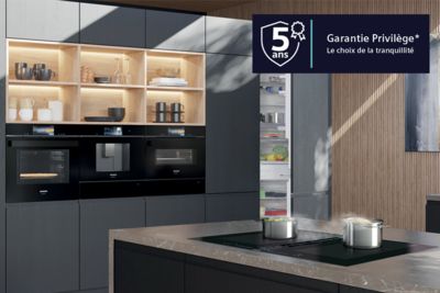 Cuisine sombre avec des appareils Siemens.