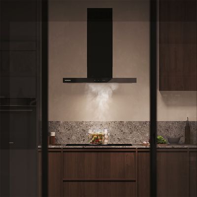 
         Une cuisine moderne avec une hotte de cuisini&egrave;re Siemens noire au-dessus d'une casserole fumante sur une table de cuisson &agrave; induction.
        