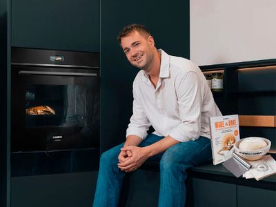 Einbauofen mit Sichtfenster und Backstarterset, Person sitzt daneben