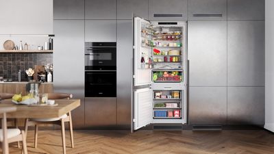 Cocina moderna con electrodom&eacute;sticos Siemens y frigor&iacute;fico integrado abierto